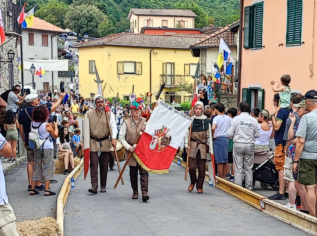 alpi apuane in festa - corteggio contrade